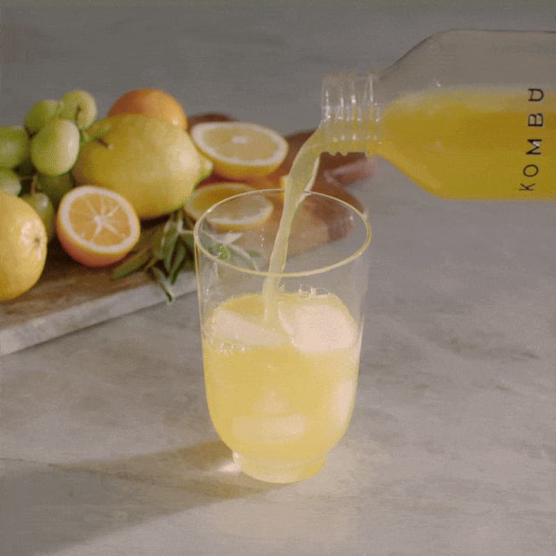 kombucha drink pour